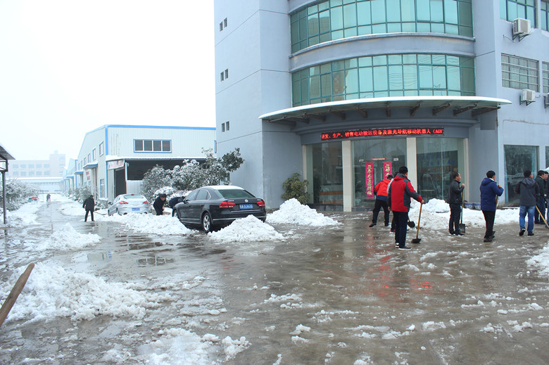 保證訂單車及時發貨——宇鋒叉車除雪忙